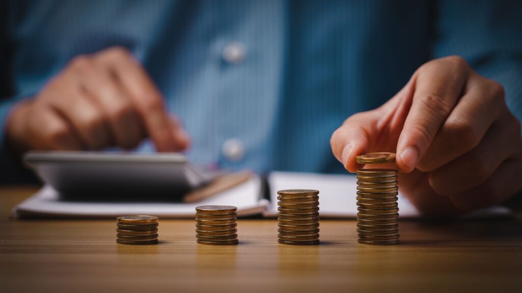 wolnośc finansowa, jak osiągnąć, jak budować portfolio dywidendowe, grafika z gromadzeniem pieniędzy