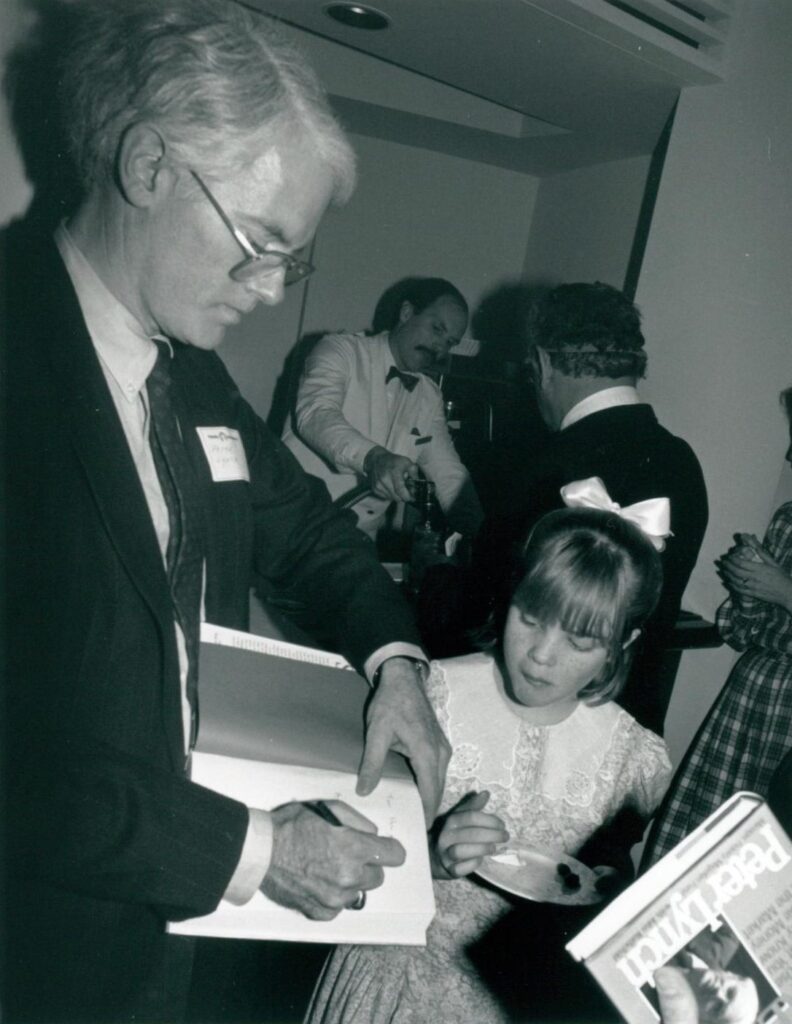 Lynch podpisuje książkę swojego autorstwa, w towarzystwie córki Anny, 1989 rok.