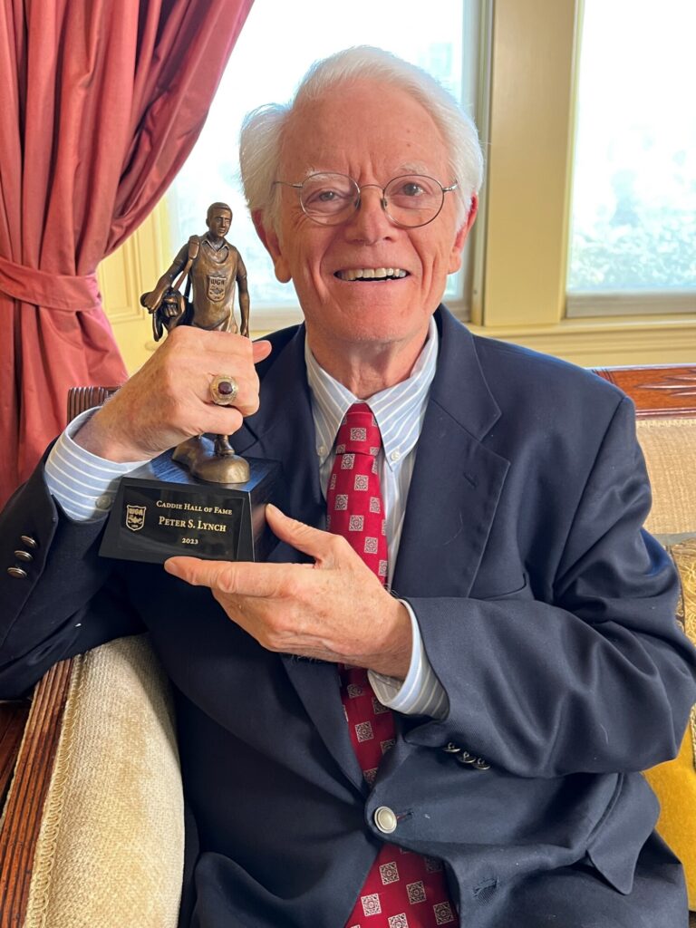 
Peter Lynch ze statuetką Caddie Hall Of Fame (ang. aleja gwiazd wśród caddie). Doświadczenie jakie wyniósł z pierwszej pracy owocowało przez resztę jego życia.