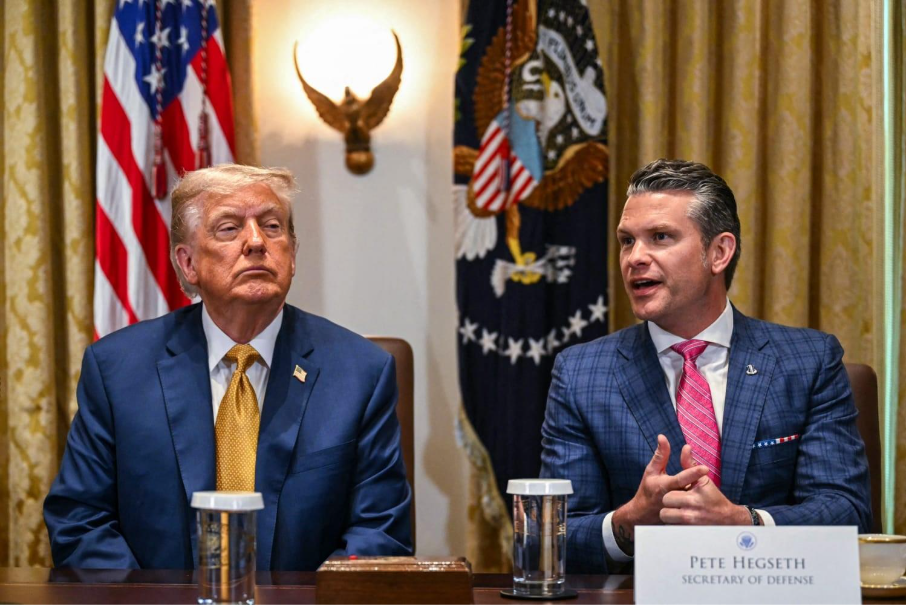 Donald Trump i Pete Hegseth. Źródło: NBC News 