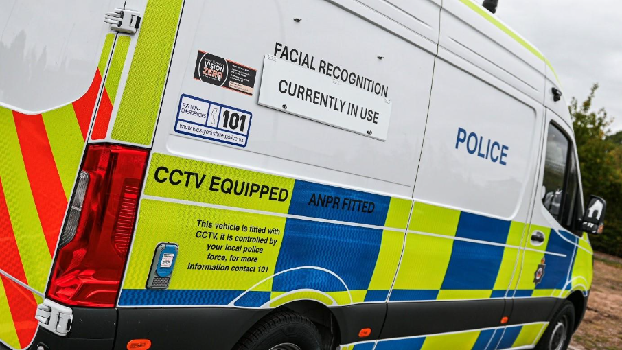 Policyjny samochód wyposażony w system rozpoznawania twarzy (LFR). Źródło: West Yorkshire Police 